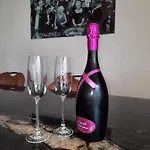 Lichtrijk En Comfortabel Hoekappartement Met Gratis Parking En Zeer Gelegen - Comme Chez Soi *