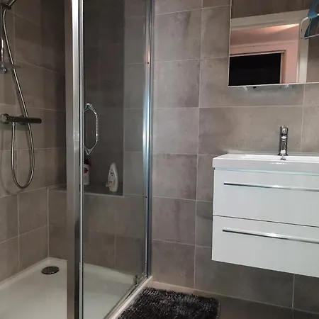 Lichtrijk En Comfortabel Hoekappartement Met Gratis Parking En Zeer Gelegen - Comme Chez Soi