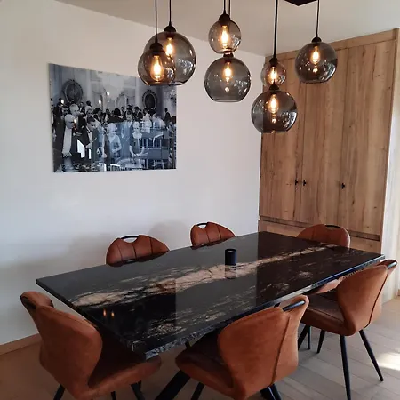 Lichtrijk En Comfortabel Hoekappartement Met Gratis Parking En Zeer Gelegen - Comme Chez Soi