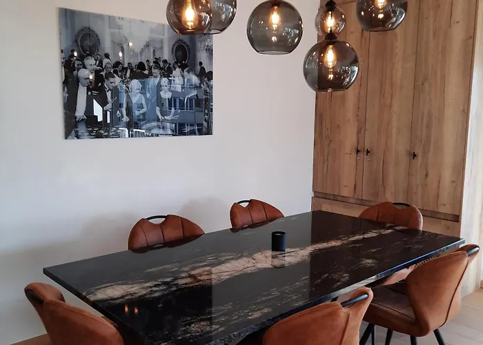 Lichtrijk En Comfortabel Hoekappartement Met Gratis Parking En Zeer Gelegen - Comme Chez Soi