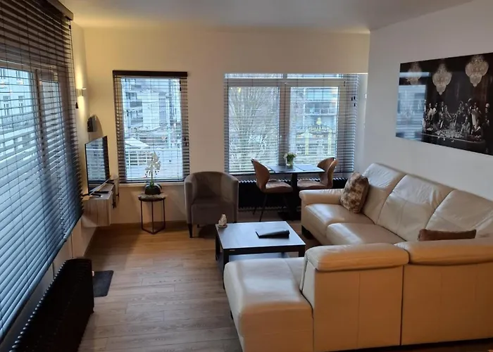 Lichtrijk En Comfortabel Hoekappartement Met Gratis Parking En Zeer Gelegen - Comme Chez Soi